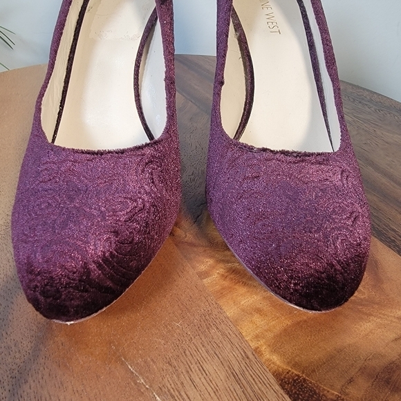 Nine West Jayvee Burgundy Velvet Floral Embossed Block Heels Size 8 - Picture 7 of 17